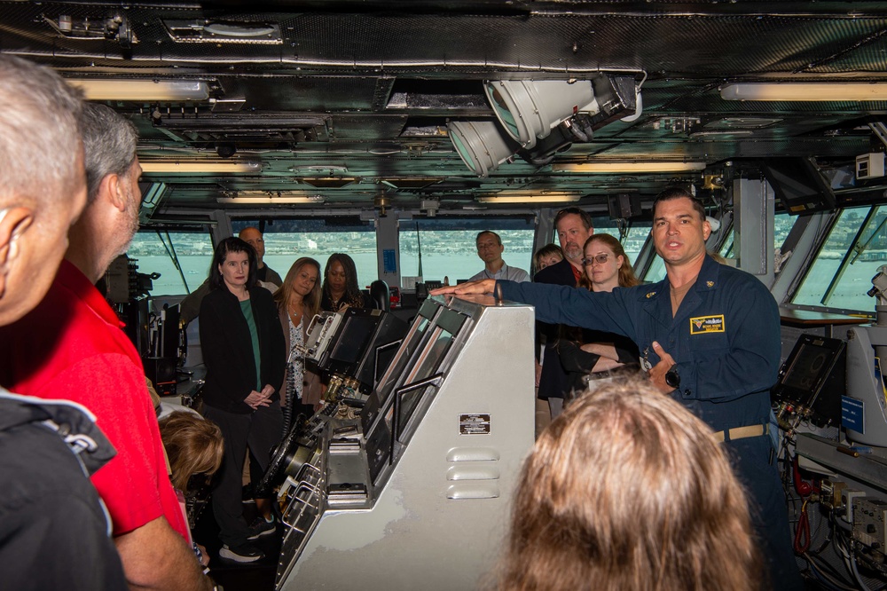 Members of APEX Senior Executive Orientation Program tour USS Carl Vinson