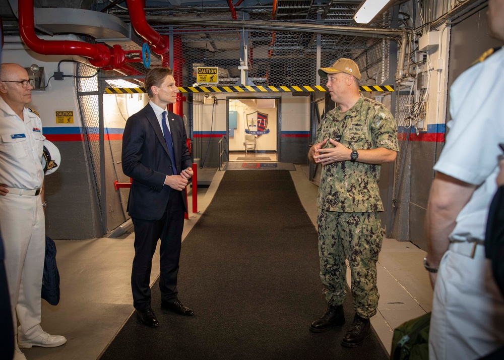 Minister of Defence of Finland Visits DESRON 15 and USS Benfold (DDG 65)