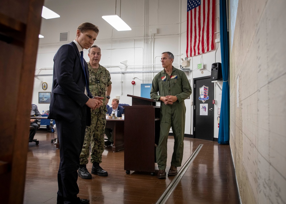 Minister of Defence of Finland Visits DESRON 15 and USS Benfold (DDG 65)