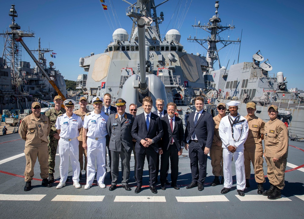 Minister of Defence of Finland Visits DESRON 15 and USS Benfold (DDG 65)