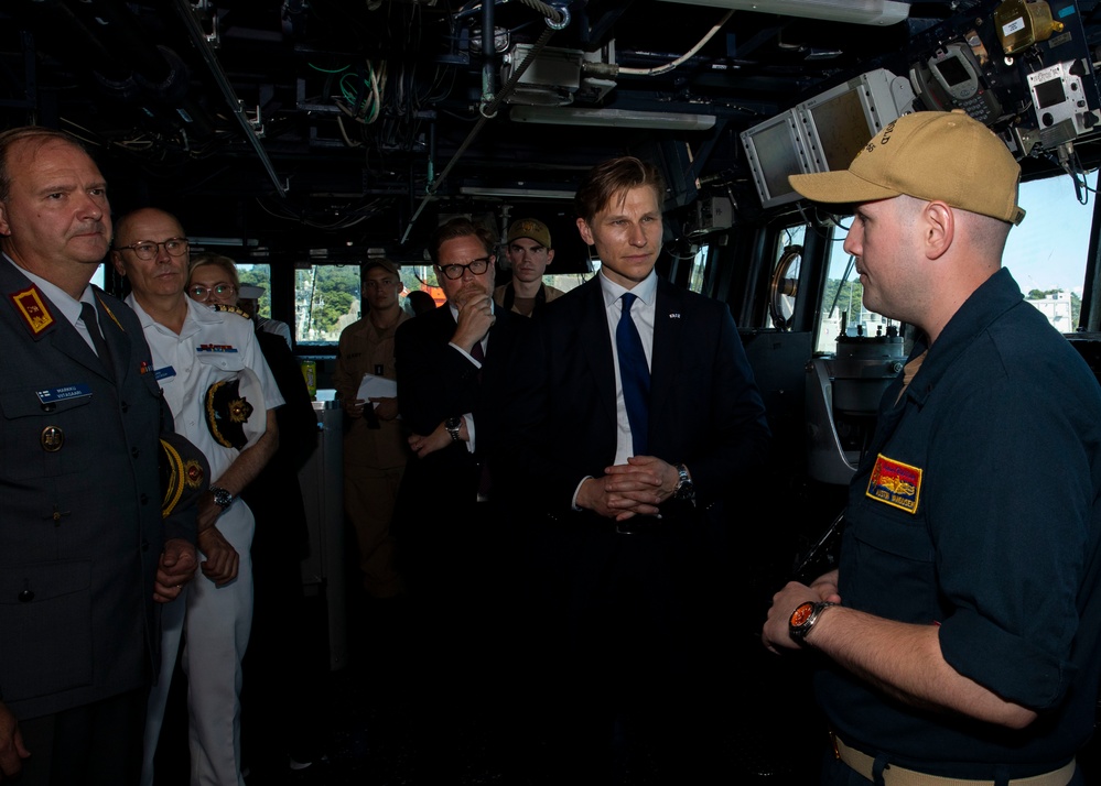 Minister of Defence of Finland Visits DESRON 15 and USS Benfold (DDG 65)