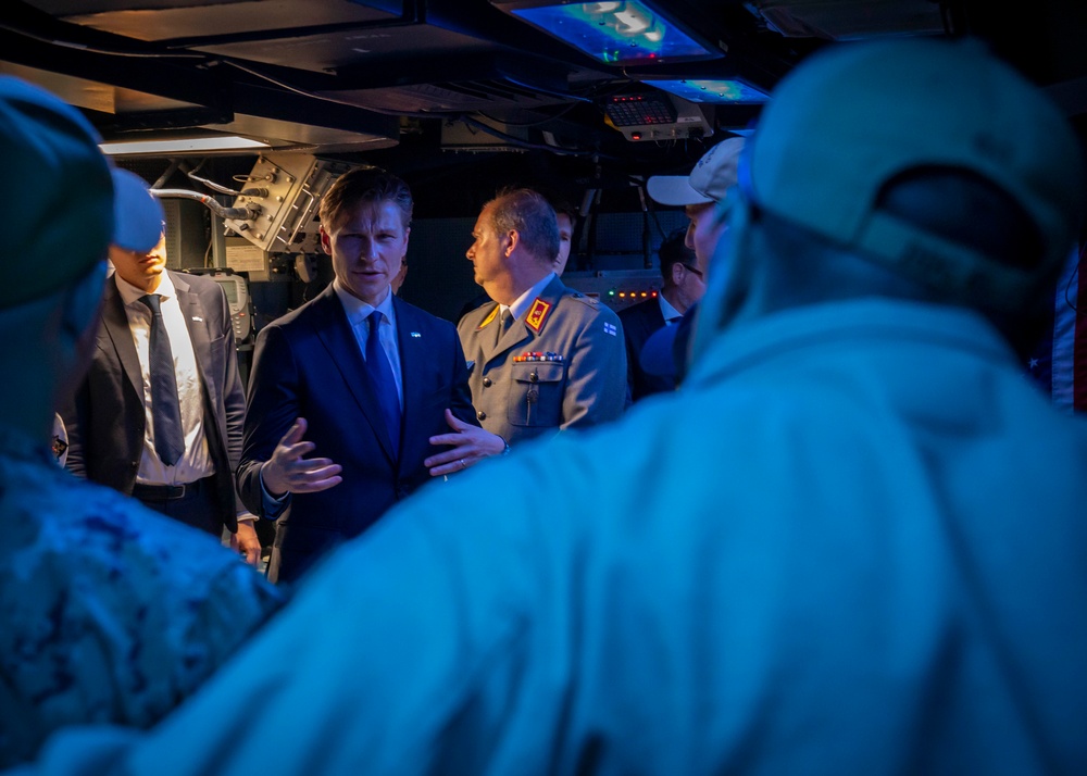 Minister of Defence of Finland Visits DESRON 15 and USS Benfold (DDG 65)