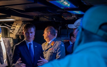 Minister of Defence of Finland Visits DESRON 15 and USS Benfold (DDG 65)