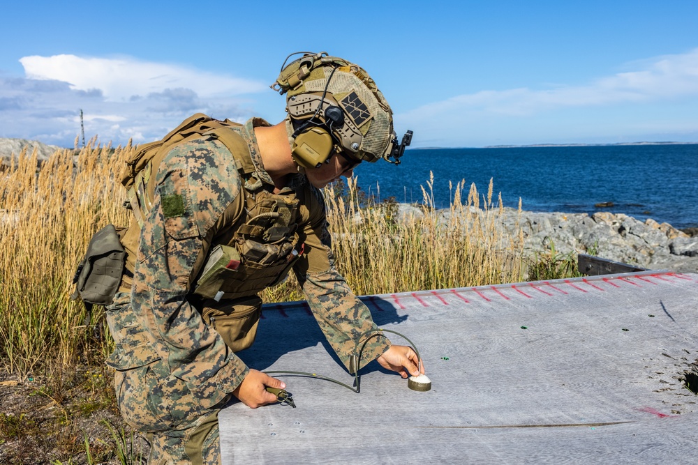 2d Recon Marines Conduct Demolition Range