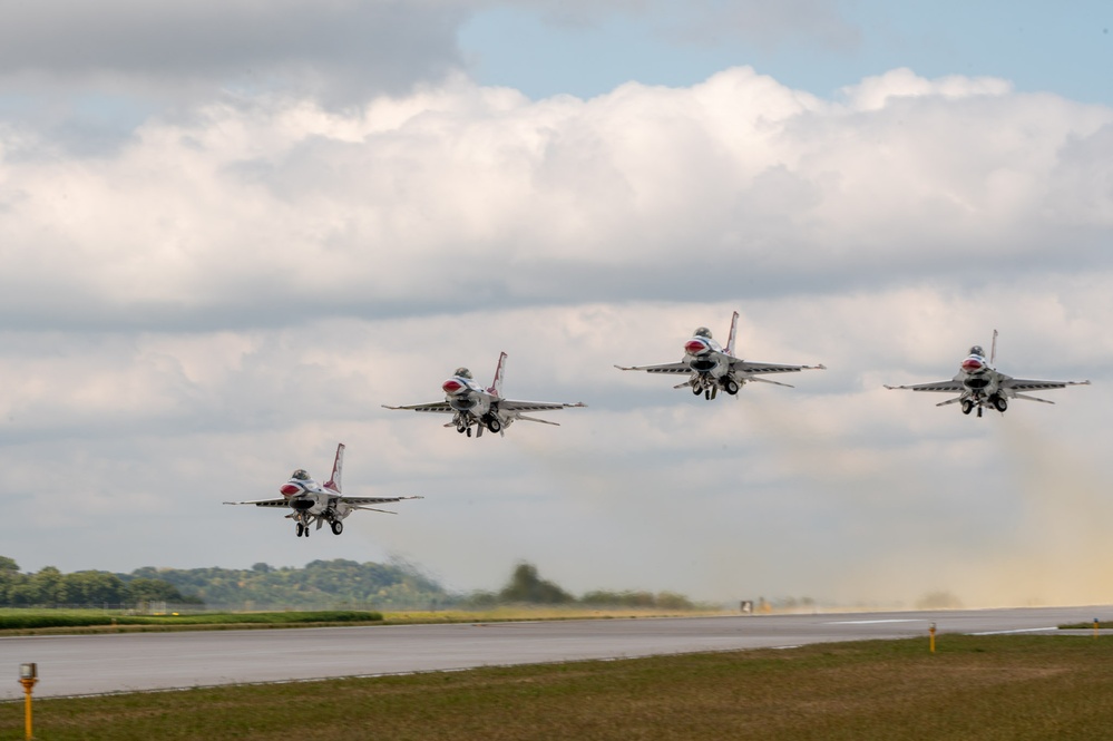 Thunderbirds perform at the Sound of Speed Airshow