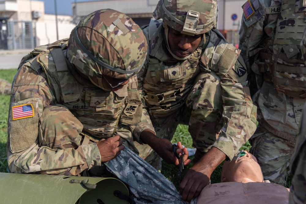 U.S. Army Southern European Task Force, Africa (SETAF-AF), soldiers take the final assessment for the combat lifesaver course