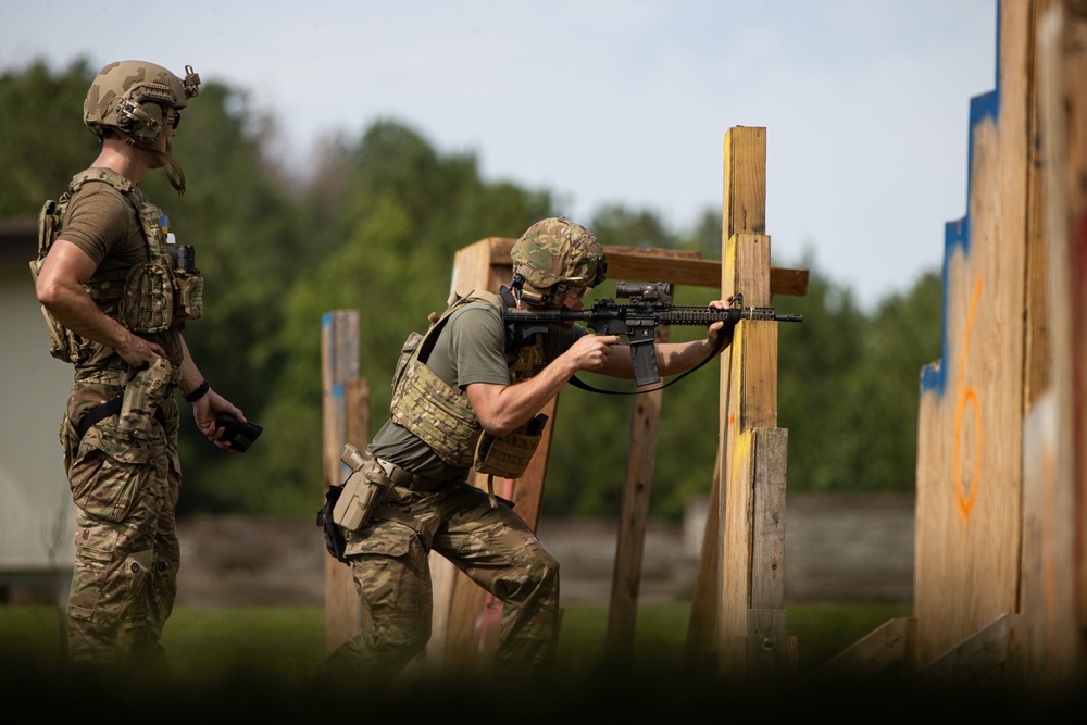 Alabama National Guard Special Forces Soldiers conduct barrier and shoot house training
