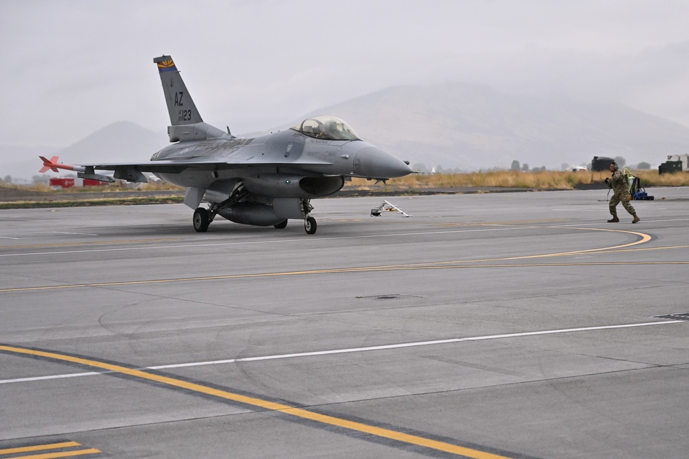 Arizona F-16s spend two weeks in Oregon