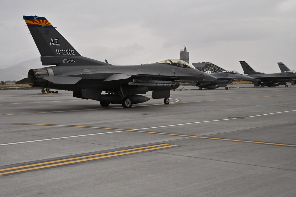 Arizona F-16s spend two weeks in Oregon