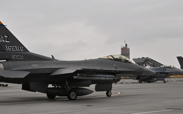 Arizona F-16s spend two weeks in Oregon