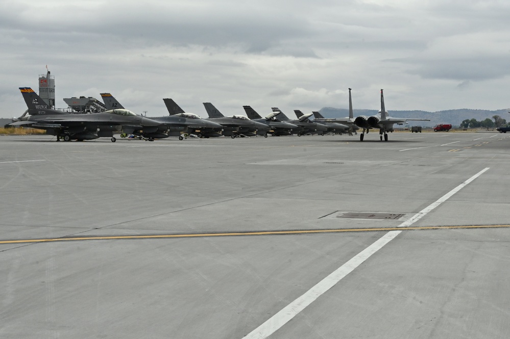 Arizona F-16s spend two weeks in Oregon