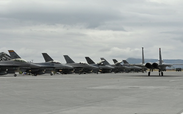 Arizona F-16s spend two weeks in Oregon