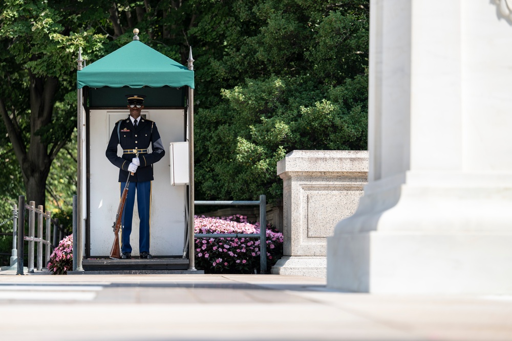 Members of Leadership VA Participate in a Public Wreath-Laying Ceremony at the Tomb of the Unknown Soldier