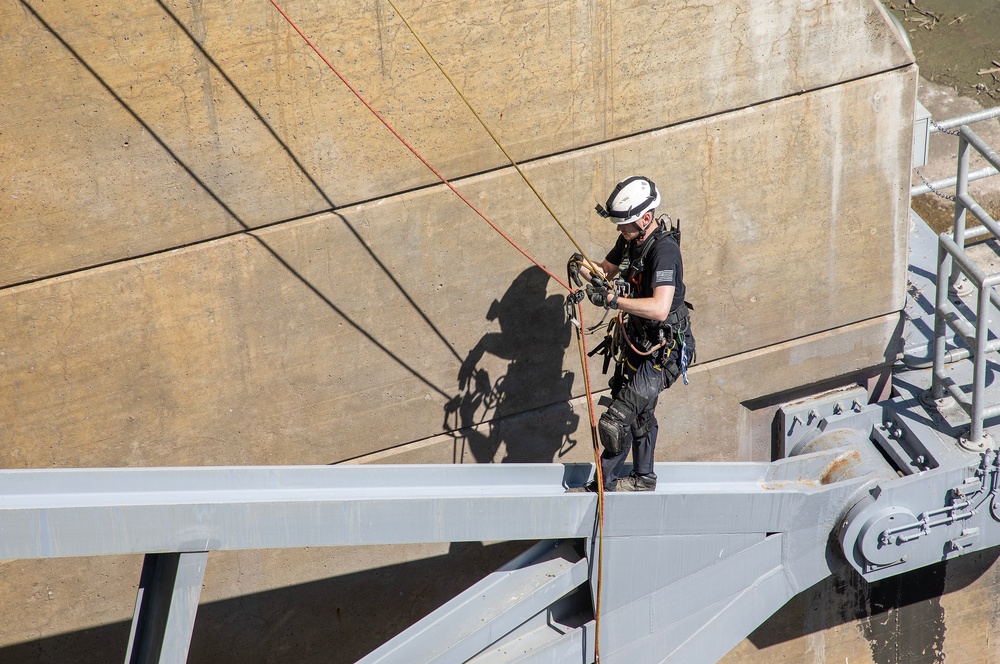 USACE, BOR conduct periodic inspection of Gavins Point Dam’s spillway tainter gates