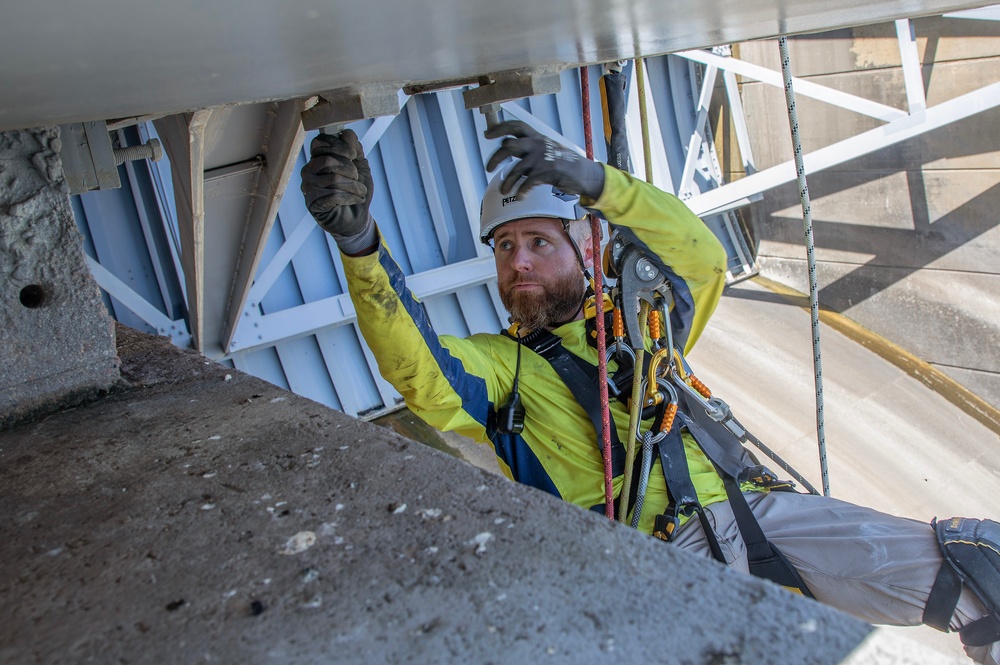 USACE, BOR conduct periodic inspection of Gavins Point Dam’s spillway tainter gates