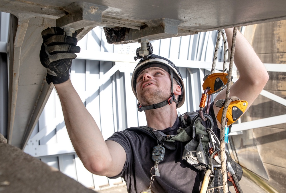 USACE, BOR conduct periodic inspection of Gavins Point Dam’s spillway tainter gates