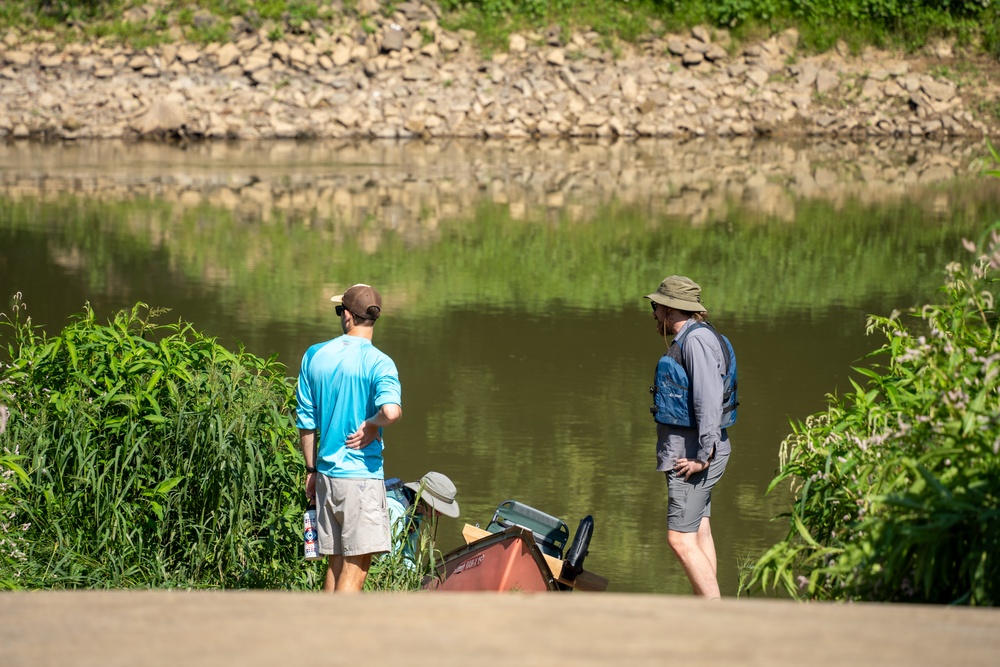 Employees from the U.S. Army Corps of Engineers Louisville District help to relocate mussels at Green River near Brownsville, KY, Sep. 6, 2024