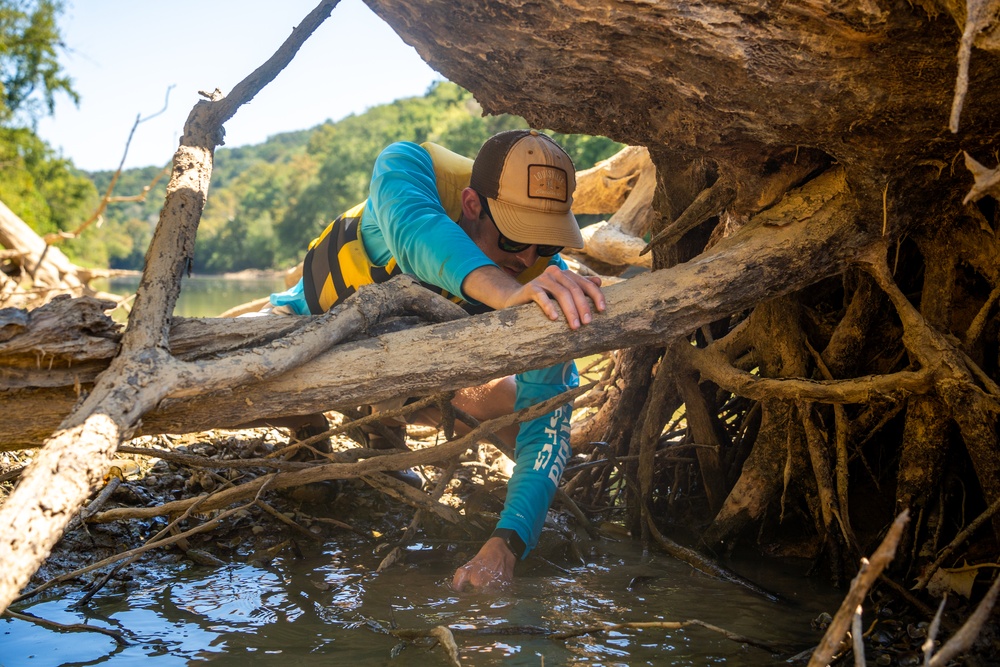 Employees from the U.S. Army Corps of Engineers Louisville District help to relocate mussels at Green River near Brownsville, KY, Sep. 6, 2024