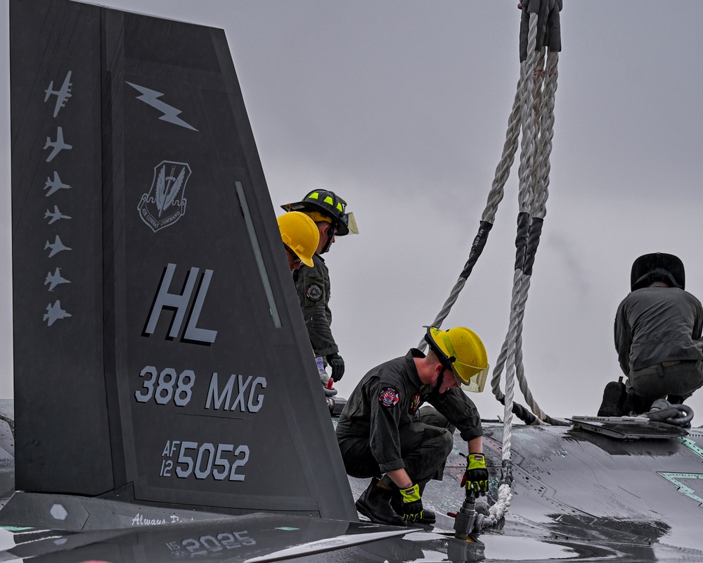 388 LSS trains with Marines during aircraft recovery exercise