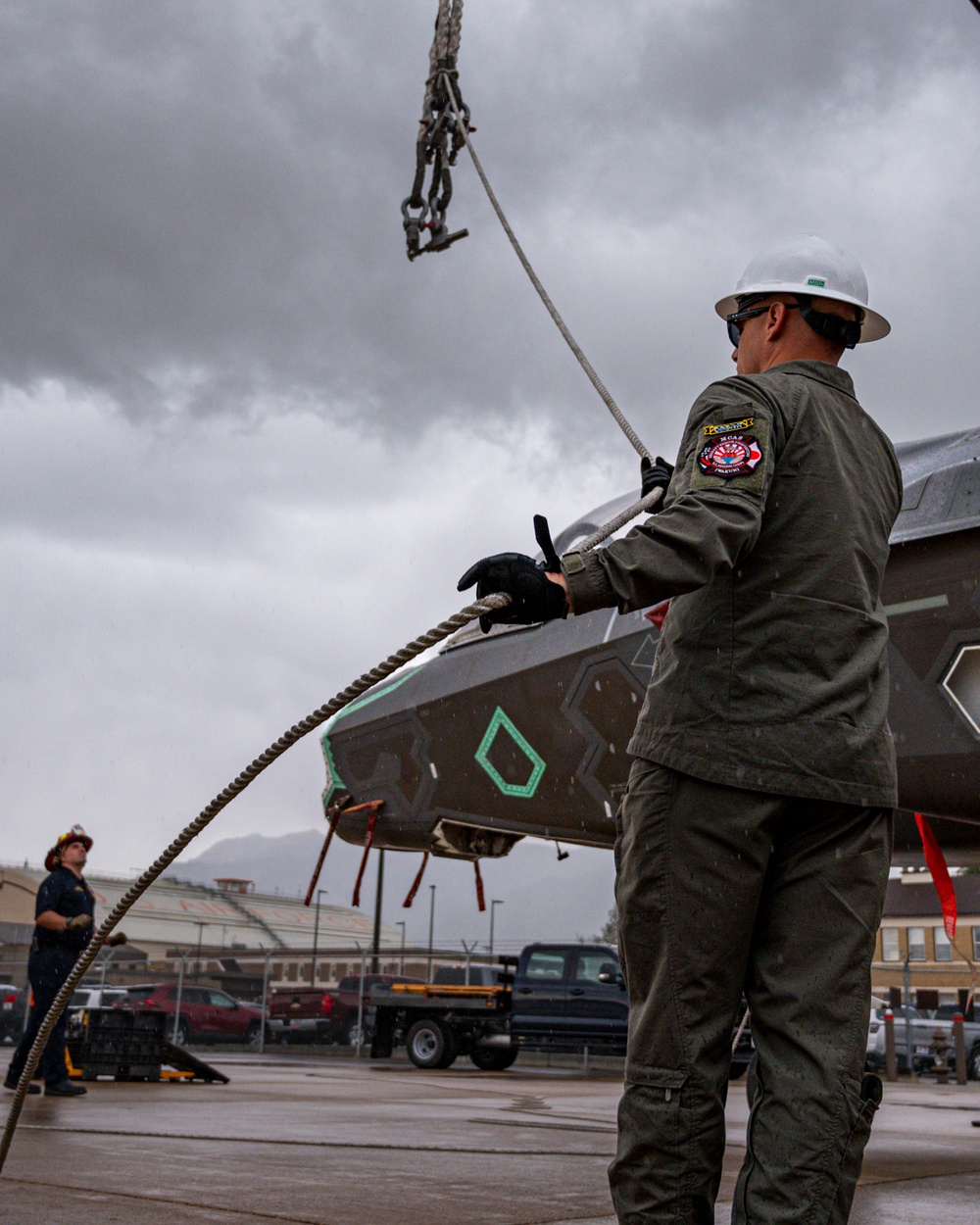 388 LSS trains with Marines during aircraft recovery exercise