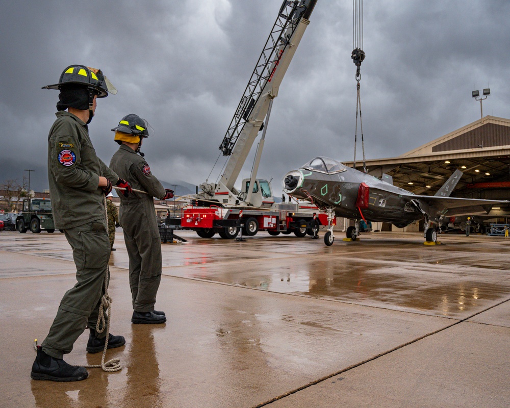 388 LSS trains with Marines during aircraft recovery exercise