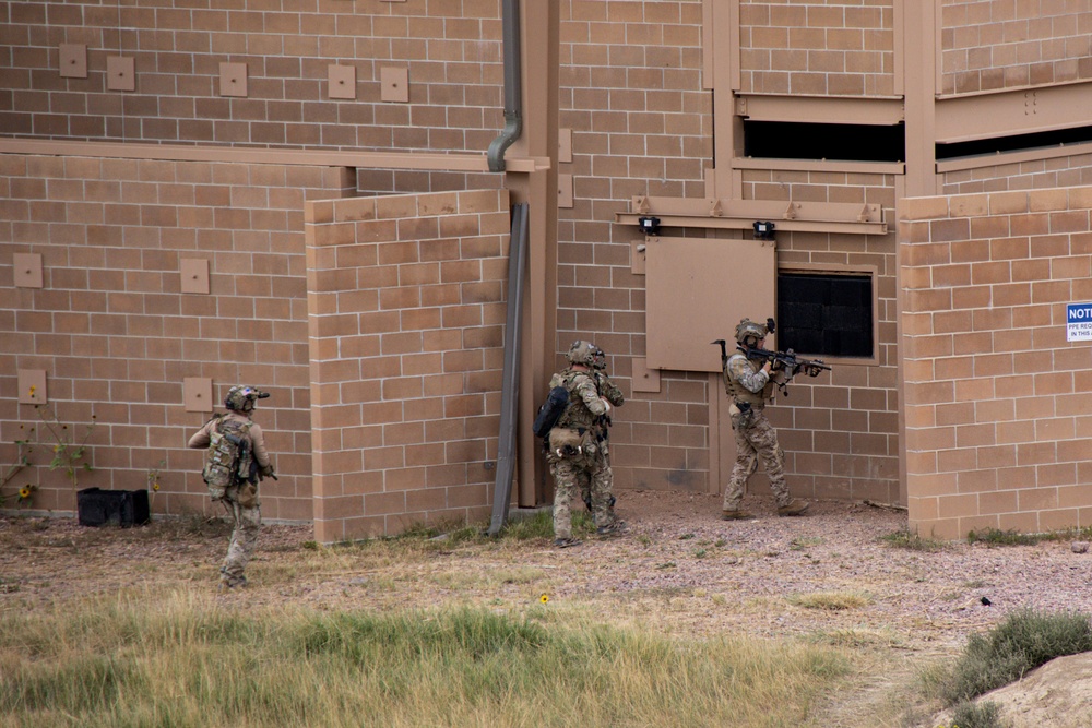 Green Berets and Italian Special Forces prepare to breach shoot house