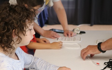 Participants Learn Knot Typing at NMAS