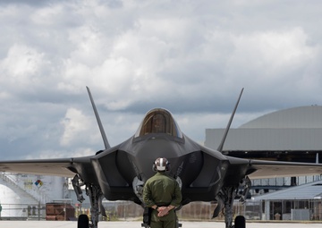 VMFA-251 receives first F-35, the first East Coast-based Marine Corps F-35C to arrive