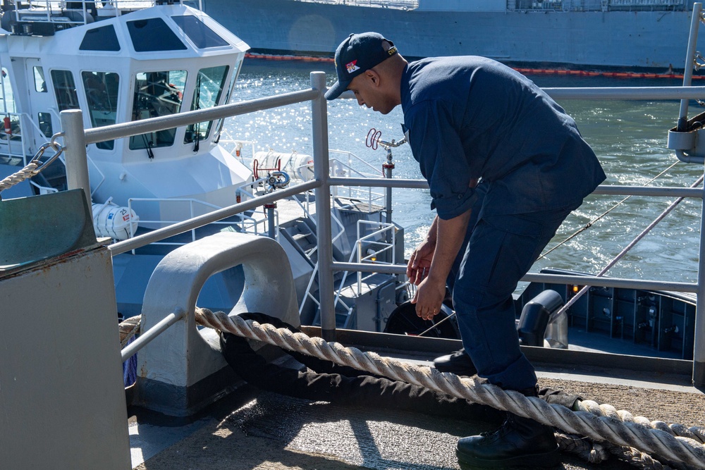 USS Ronald Reagan (CVN 76) shifts piers