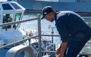 USS Ronald Reagan (CVN 76) shifts piers