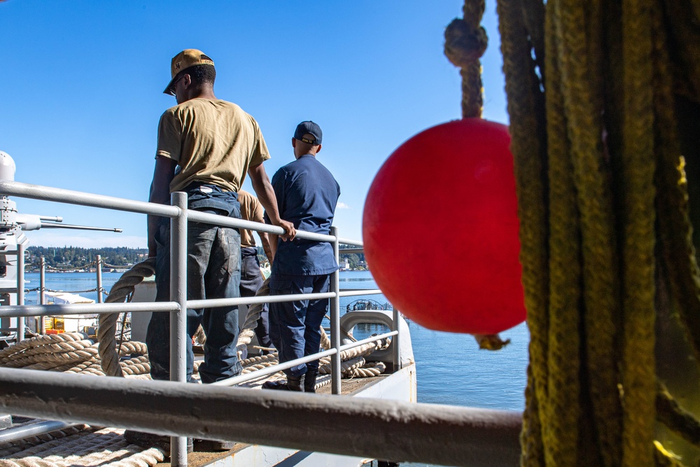 USS Ronald Reagan (CVN 76) shifts piers