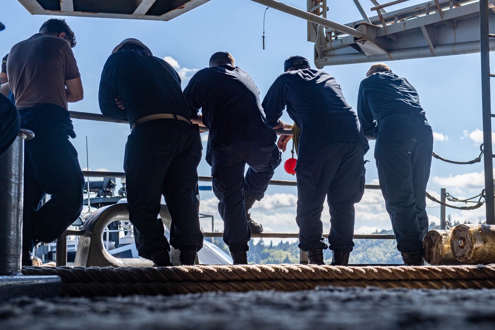 USS Ronald Reagan (CVN 76) shifts piers