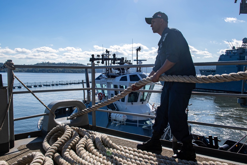 USS Ronald Reagan (CVN 76) shifts piers