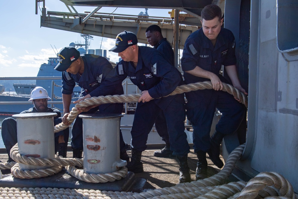 USS Ronald Reagan (CVN 76) shifts piers