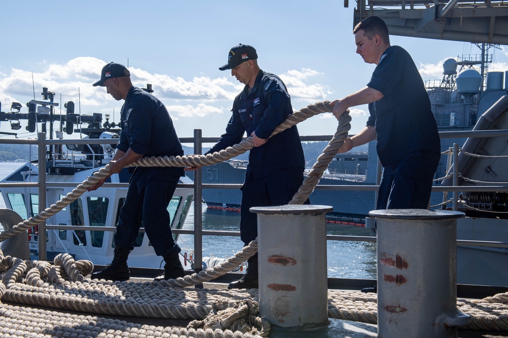 USS Ronald Reagan (CVN 76) shifts piers