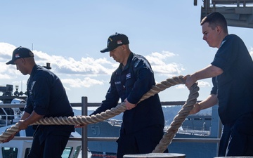 USS Ronald Reagan (CVN 76) shifts piers