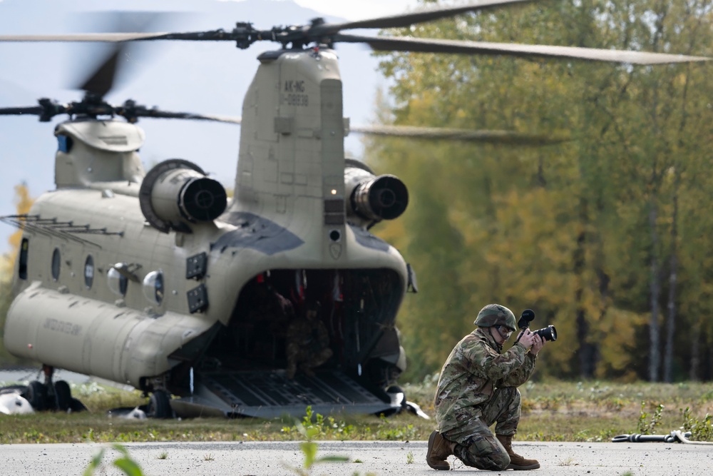 U.S. Air Force and Alaska Army National Guard conduct joint munitions sling load operations