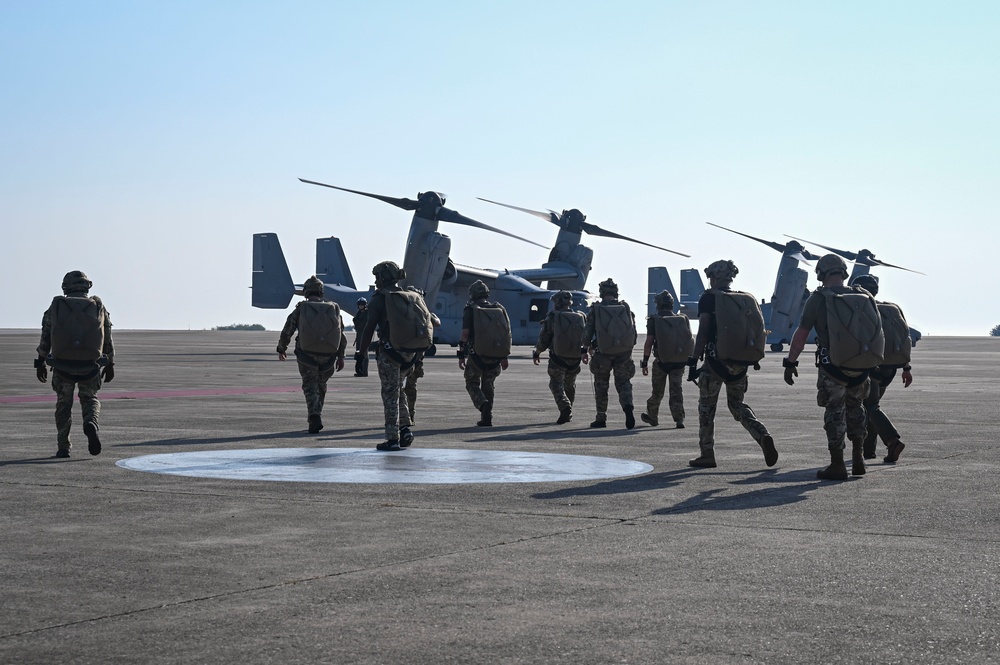 U.S. Army special operations Soldiers assigned to 1st Special Forces Group (Airborne), walk to a U.S. Marine Corps MV-22B Osprey at Kunsan Air Base, Republic of Korea, Sept. 10, 2024. (U.S. Air Force photo by Senior Airman Maria Umanzor Guzman)