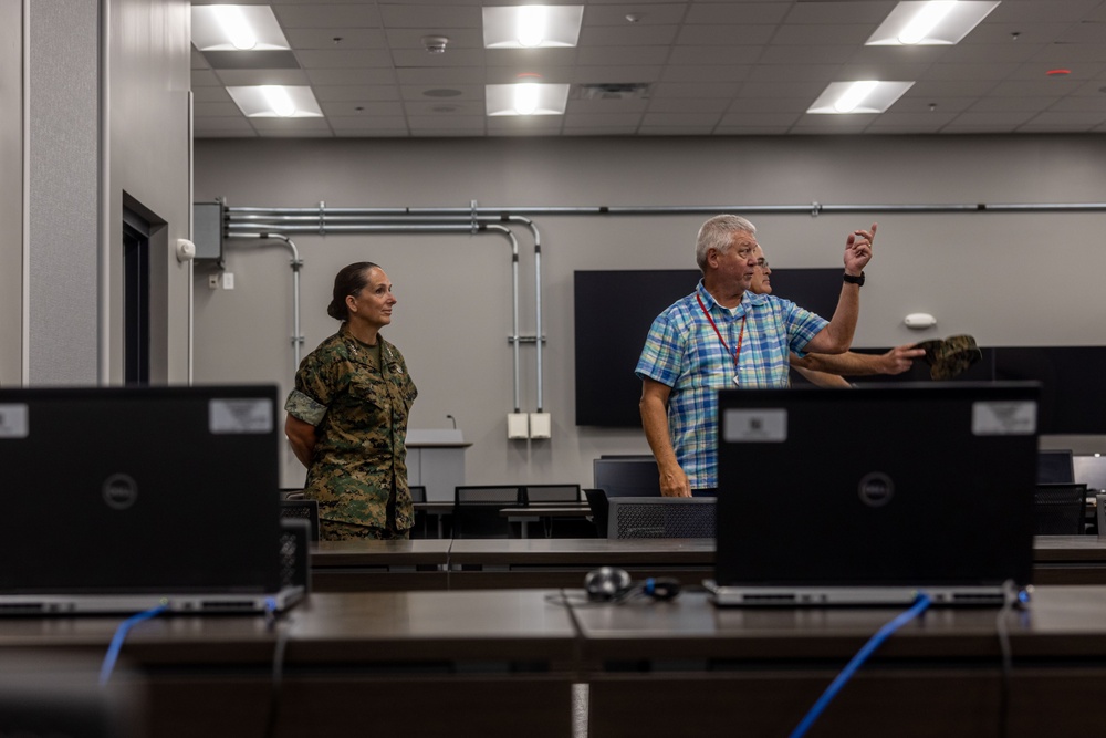 Lt. Gen. Shea Visits II MEF’s new simulation center