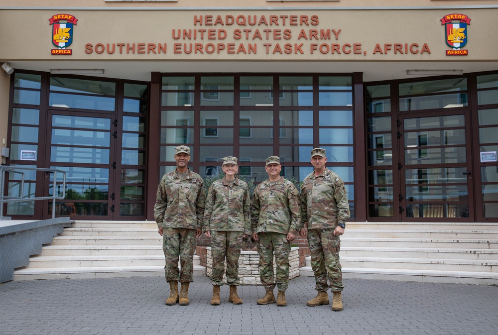 Maj. Gen. Gainey meets Surgeon General of the Army, Lt. Gen. Izaguirre