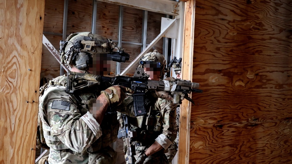 Green Beret clears hallway