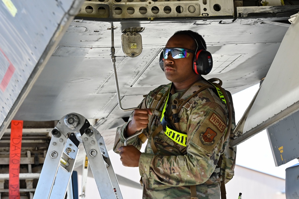 Ellsworth weapons load teams prepare B-1B Lancer during Raider Reach exercise