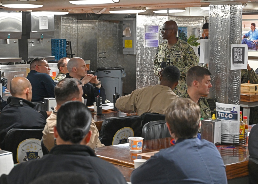 Fleet Master Chief Don Davis visits USS Ronald Reagan (CVN 76)