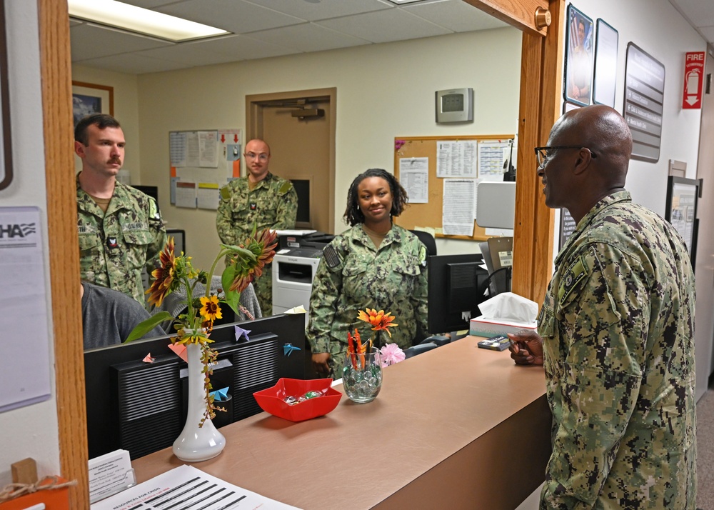 Fleet Master Chief Don Davis visits Naval Hospital Bremerton