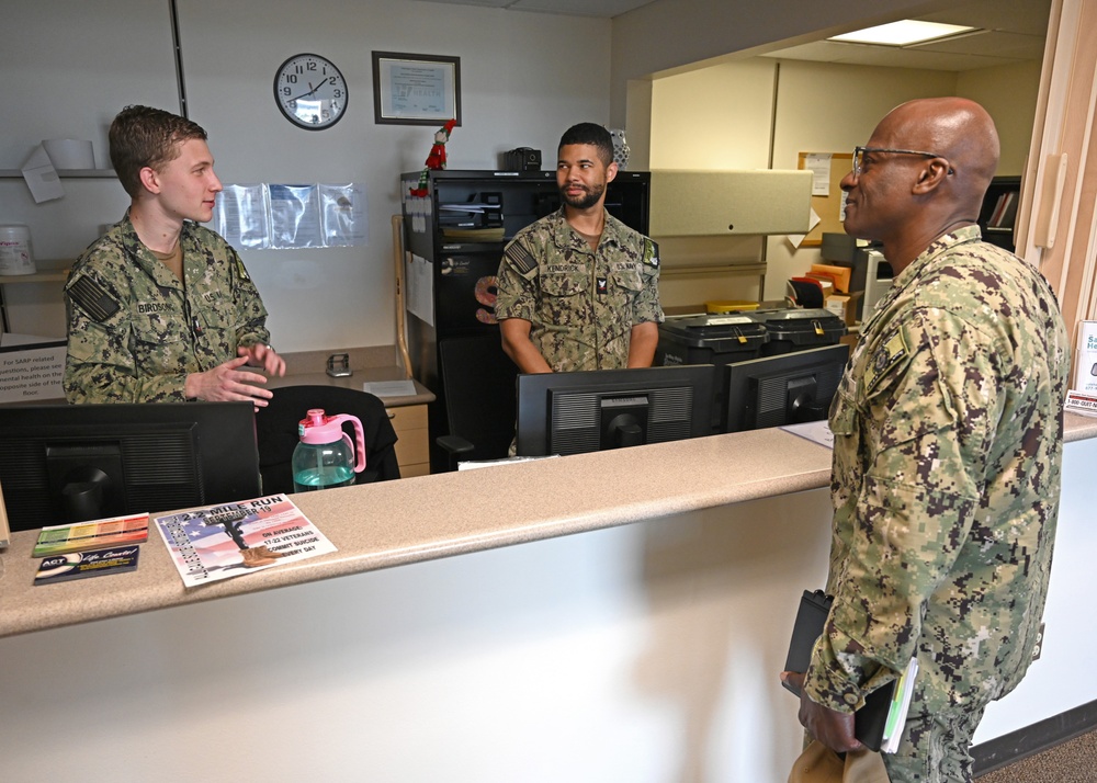 Fleet Master Chief Don Davis visits Naval Hospital Bremerton