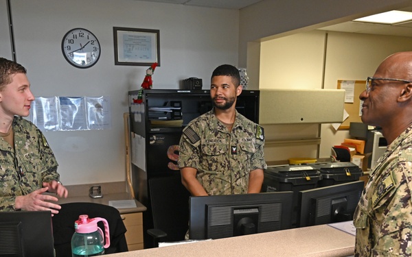Fleet Master Chief Don Davis visits Naval Hospital Bremerton