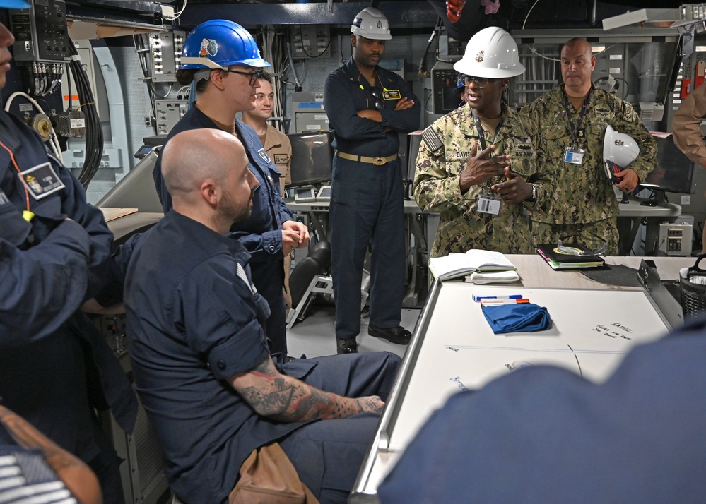 Fleet Master Chief Don Davis visits USS Cape St. George (CG 71)