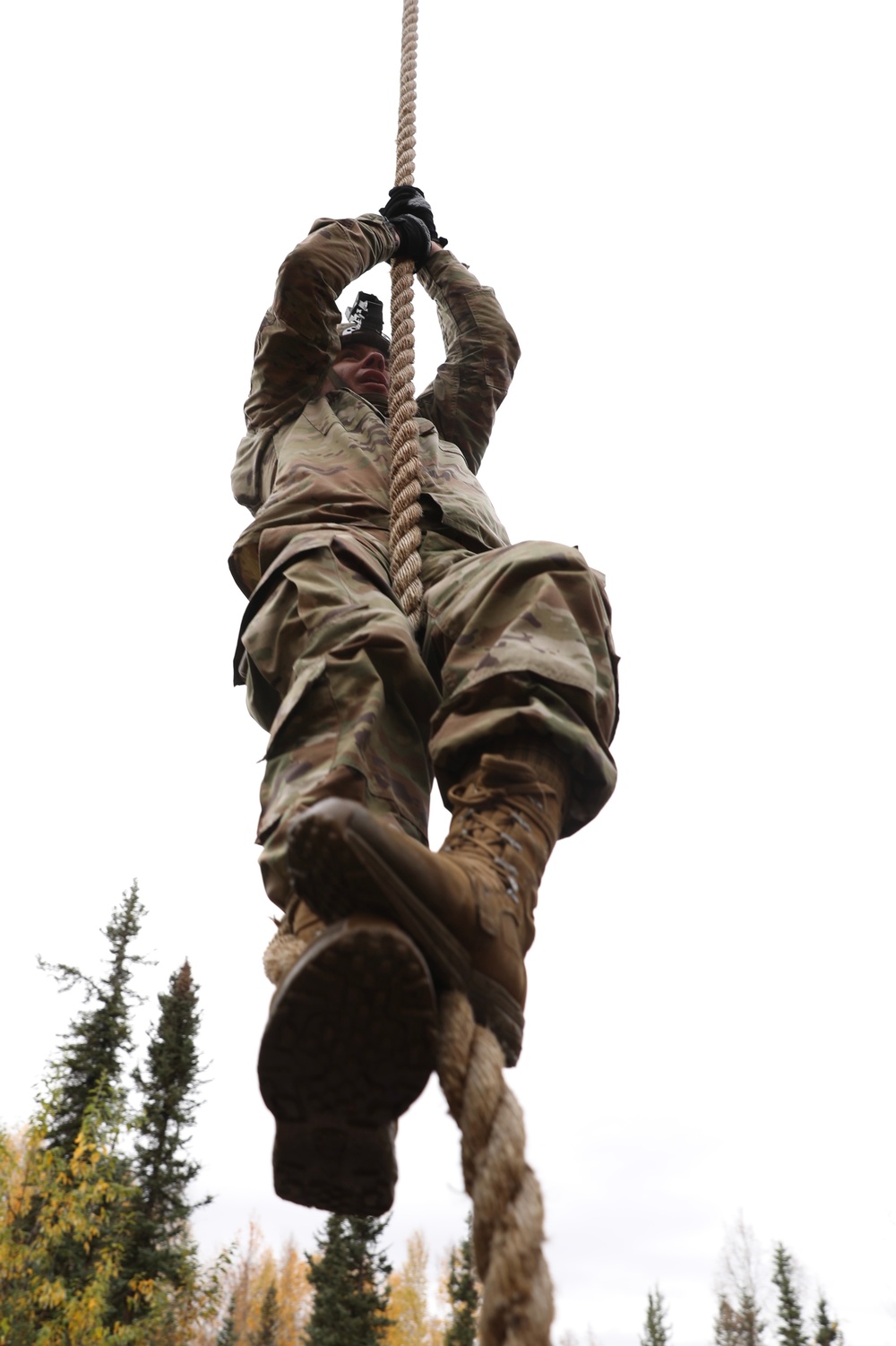 U.S. Soldier Scales Rope in Best Medic Competition