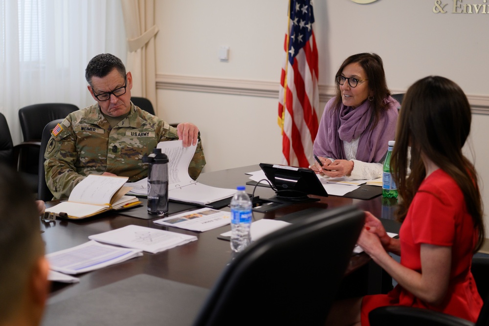 HON Jacobson and SMA hold a Senior NCO council