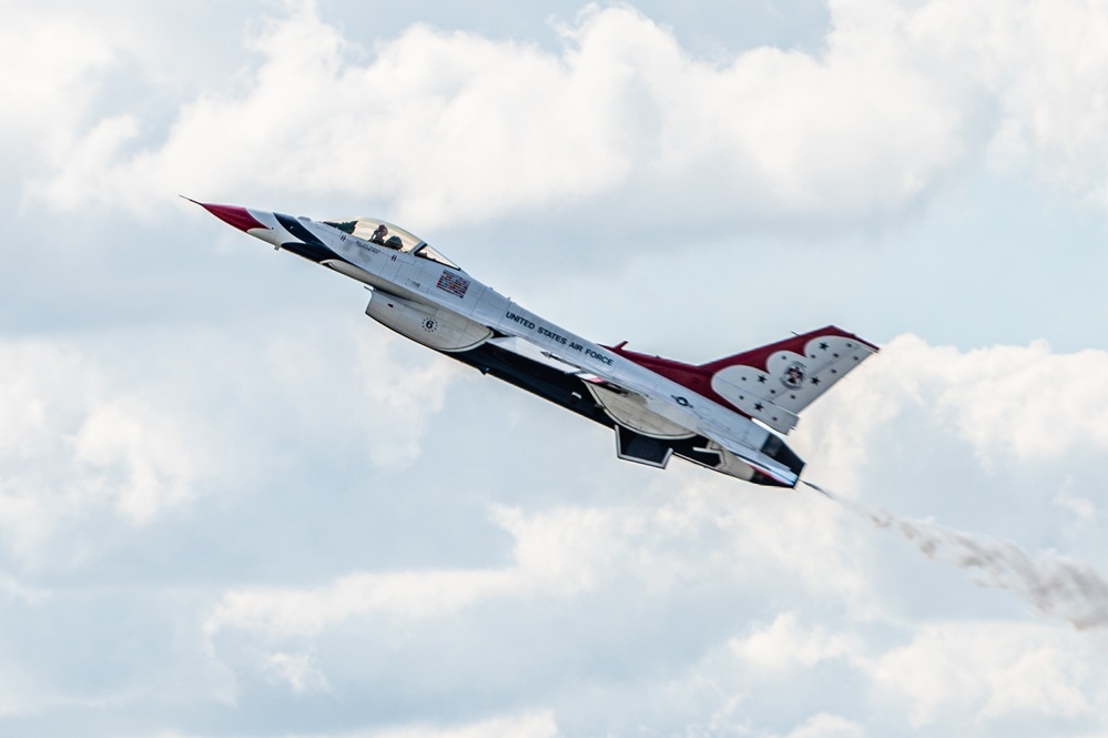 Thunderbirds Headline Air Show
